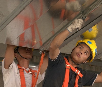 使用升降機安裝風管 使用升降機安裝風管