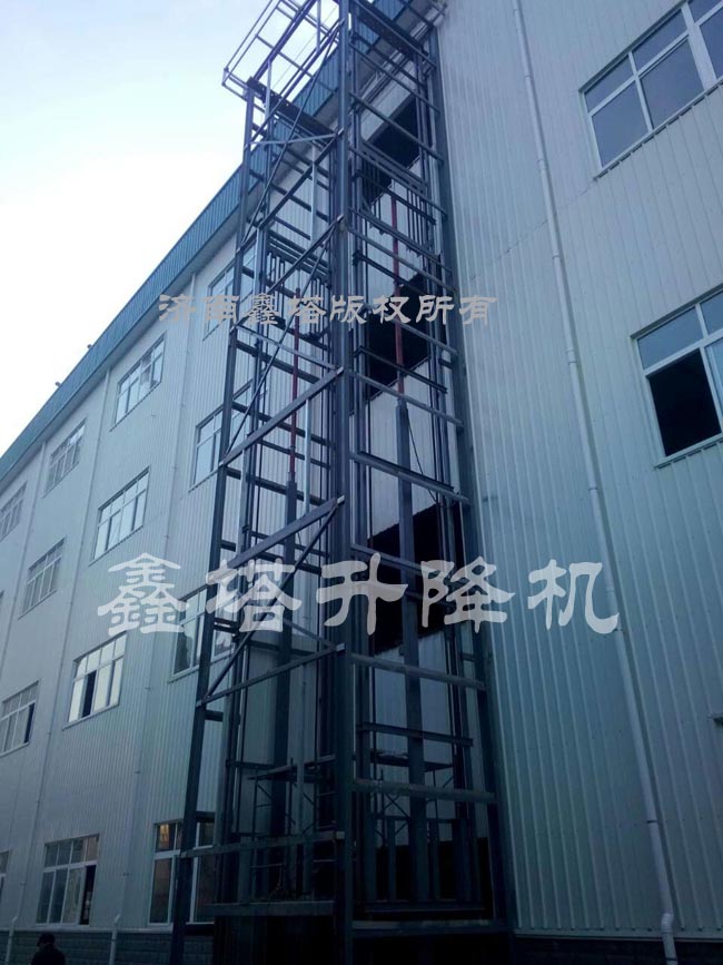四層廠房外安裝液壓升降貨梯 四層廠房外安裝液壓升降貨梯