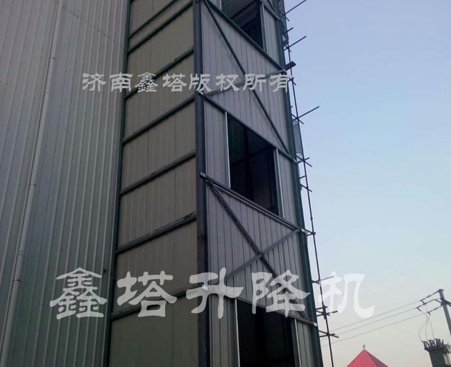 四層廠房外安裝液壓升降貨梯 四層廠房外安裝液壓升降貨梯