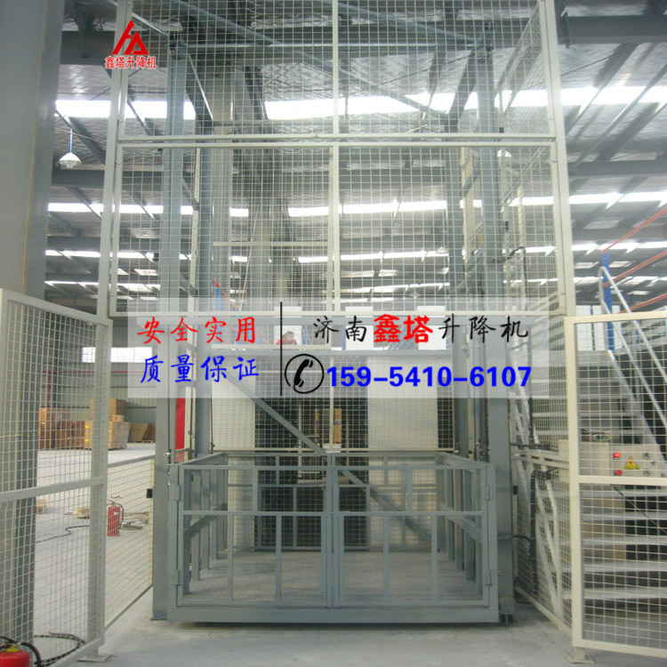 簡易貨梯嚴禁載人,警鐘長鳴 簡易貨梯嚴禁載人,警鐘長鳴