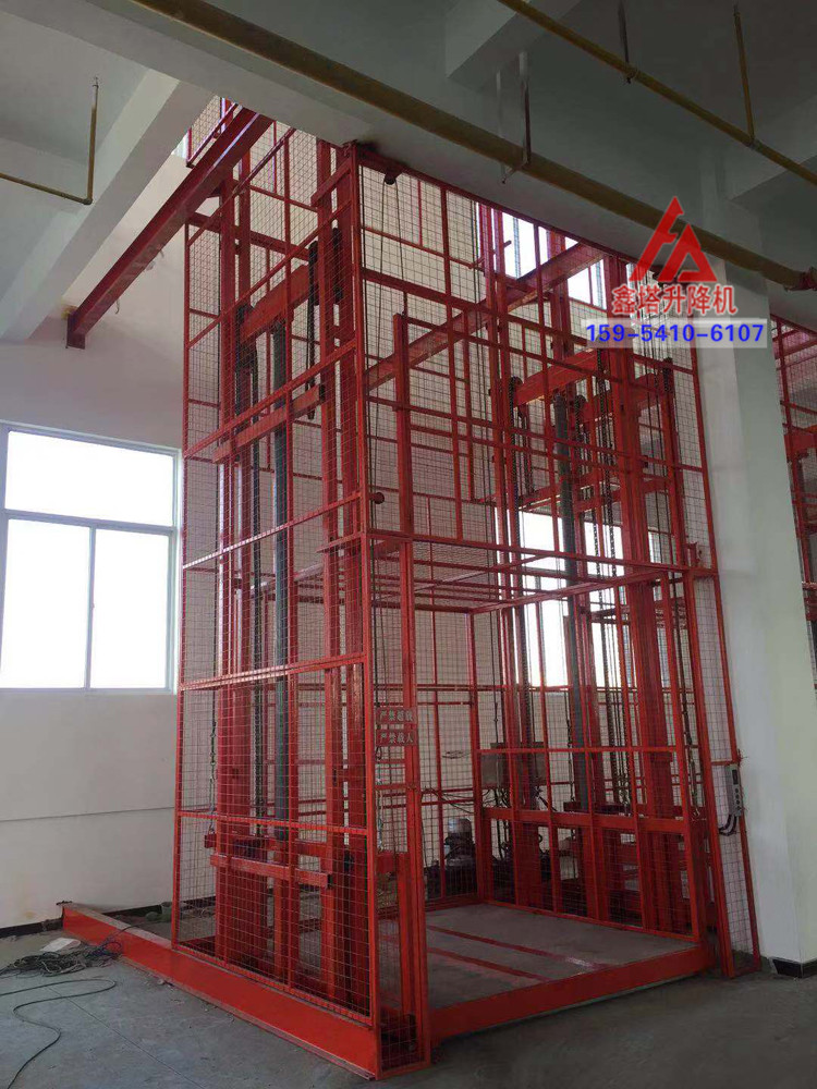 室內帶防網封閉的升降貨梯安裝現場 室內帶防網封閉的升降貨梯安裝現場